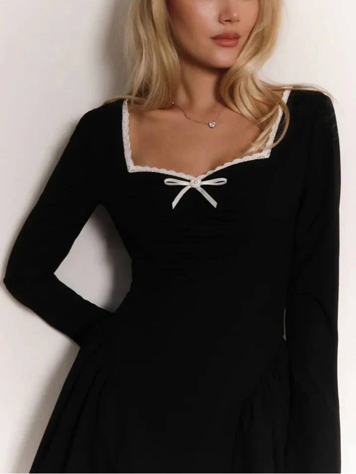 Libbie שמלת מיני עם שרוולים ארוכים וקישוט תחרה