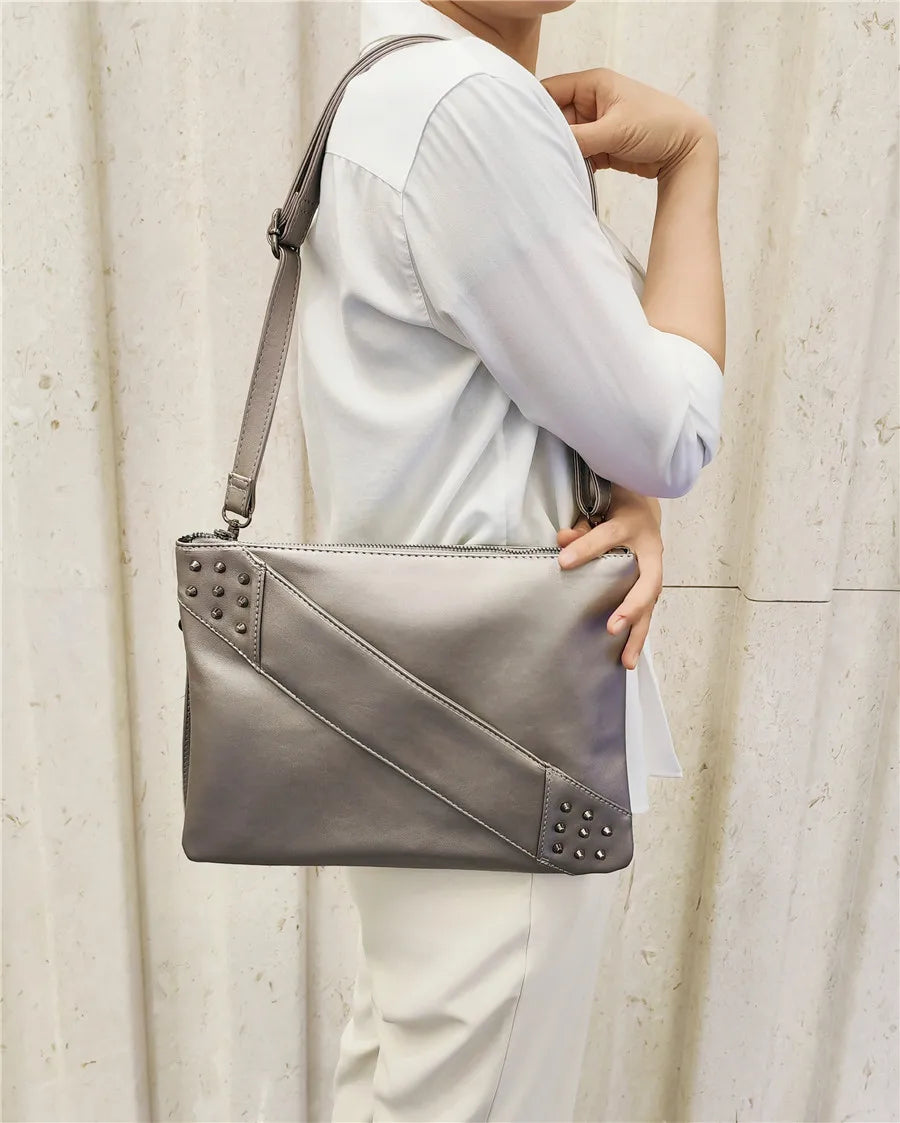 Wyatt תיק קלאץ' דמוי עור