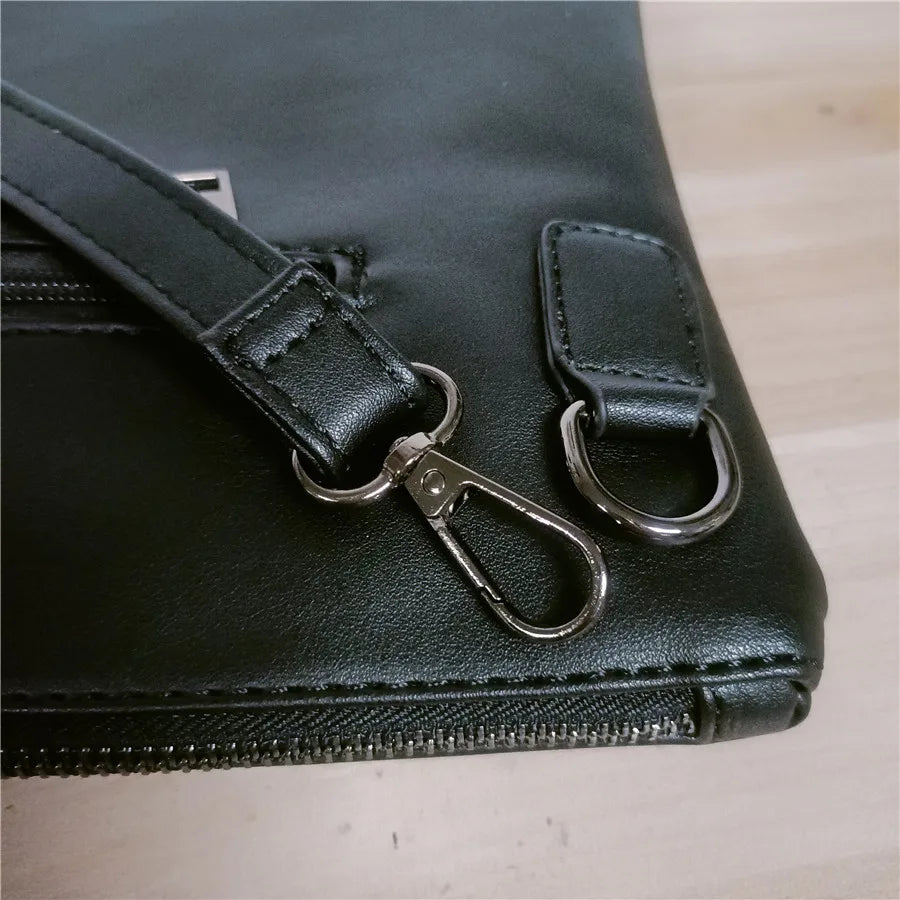 Wyatt תיק קלאץ' דמוי עור